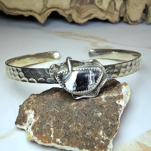 Bracciale rigido in argento sterling bianco a forma di bufalo, realizzato a mano, gioiello boho western con pietre preziose.