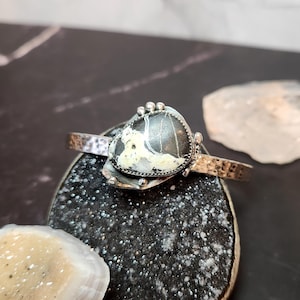 Brazalete artesanal de plata de ley con búfalo blanco, hecho a mano