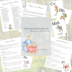 Könnte beinhalten: Pädagogische Materialien mit Illustrationen von Kaninchen und anderen Tieren. Das zentrale Bild ist ein Buchcover mit dem Titel "Honeycomb & Handiwork" mit dem Text "Little Lessons in Letters & Grounds". Verschiedene Lektionen umgeben das Buch.