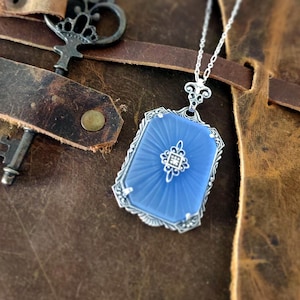 Prachtig blauw kamferglas in art-decostijl met zonnestraalpatroon en 18&quot; open schakelketting, vintage stijl, Victoriaans, art deco