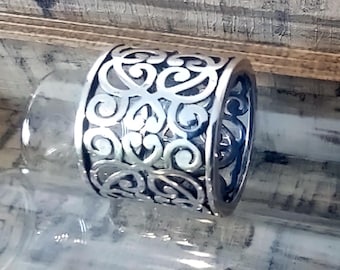 Bred ring i sterlingsilver med rullmönster - storlek 7
