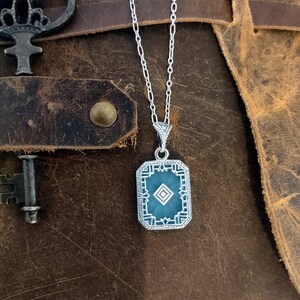 Blauw kamferglas in art-decostijl met zonnestraalpatroon en 18-inch paperclip-ketting, Goth-ketting, vintage stijl, decostijl, Victoriaans