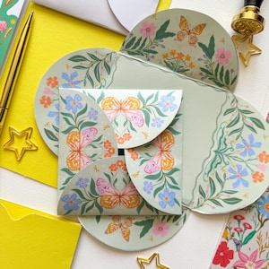 Tarjeta imprimible con sobre para el Día de la Madre: mariposas y flores botánicas