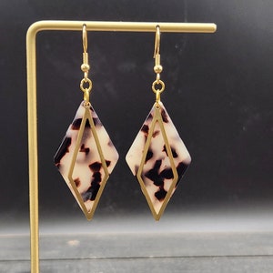 Boucles d'oreilles écaille de tortue • Boucles d'oreilles en acrylique effet écaille de tortue blonde • Boucles d'oreilles géométriques en laiton • Boucles d'oreilles légères et tendance