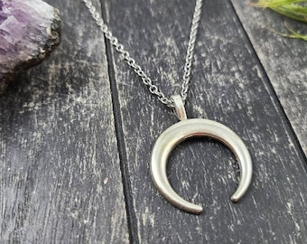 Crescent Moon Necklace • Silver Horn Necklace • Celestial Moon Pendant • Boho Layering Necklace • Everyday Moon Jewelry