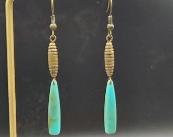 Pendientes colgantes de turquesa • Pendientes ligeros en forma de lágrima • Pendientes vintage de latón y acrílico • Pendientes minimalistas para el día a día