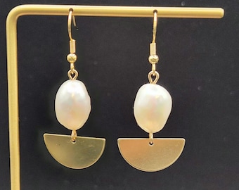 Raw Pearl Earrings • Gold Pearl Drop Earrings • Half Circle Earrings • Potato Pearl Earrings • Lightweight Freshwater Pearl Dangle Earrings