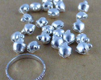 Lot de 25 grelots / clochettes argentés, 8,5 mm x 6 mm x 6 mm, trou 1 mm