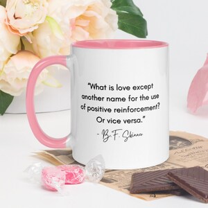 Liefde is positieve versterking B.F. Skinner mok met kleur erin
