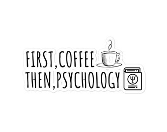 Puede incluir: Una pegatina blanca con texto negro que dice "First, coffee then, psychology". Una ilustración en blanco y negro de una taza de café y un libro con un símbolo de psicología está en la pegatina.