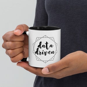 Caneca de psicólogo escolar baseada em dados com cor dentro