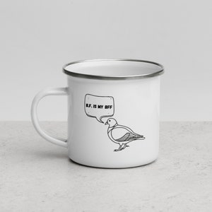 Könnte beinhalten: Weiße Emailtasse mit einer schwarzen Umrandung einer Taube und einer Sprechblase, auf der "B.F. is my BFF" steht.