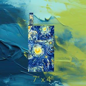 Może przedstawiać: Prostokątny przedmiot z tkaniny, o wymiarach około 18 cm x 10 cm, z nadrukiem "Gwieździstej nocy" Van Gogha. Projekt zawiera wirujące niebieskie, żółte i białe pociągnięcia pędzla. Dołączony jest mniejszy, pasujący element.