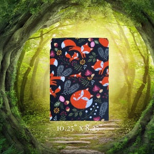 Puede incluir: Una tela negra con un patrón repetido de zorros naranjas, flores y hojas. La tela mide 10,25 pulgadas por 8,25 pulgadas.