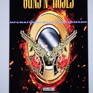 以下が含まれることがあります： 上部に黄色の文字でGUNS N' ROSESと書かれた長方形のポスター。中央のグラフィックには、赤いバラと炎が描かれた金色の楕円形のエンブレムの上に、2丁の拳銃が交差して配置されている。下部にはWITH SPECIAL GUEST PUBLIC ENEMYというテキストがある。