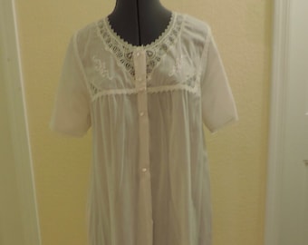 Vintage Vanity Fair house dress nightgown light pink with delicate details Size M