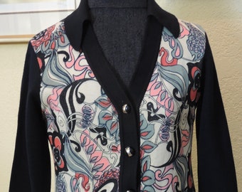 Pull en maille de laine vintage, ou veste noire avec beau motif floral sur l'avant des années 1960