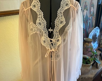 Vintage Barbizon Beautiful sheer nylon nightgown and robe in light pink size L