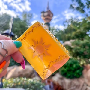 Floating lantern hair clip