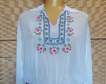 Vintage 1960s 1970s  folk hungarian peasant hand embroidered blouse Size M