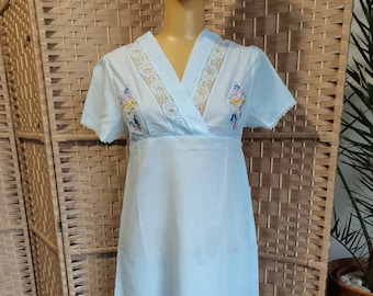 Vintage 1960s cotton embroidered nightdress Size XS S