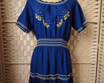 Vintage 1970s 1980s Mexican Hungarian folk embroidered peasant dress Size M
