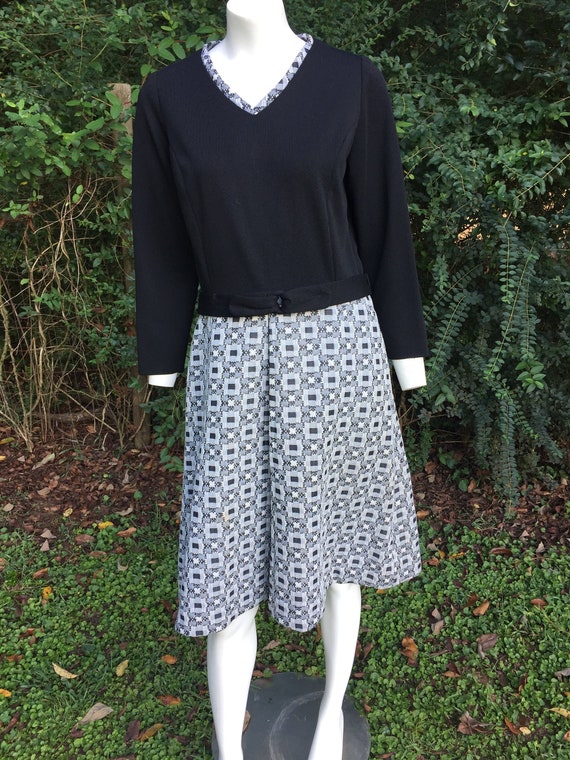 Large Black and White Polyester 70s Dress - image 2