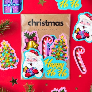 Könnte beinhalten: Ein Weihnachtssticker-Set mit verschiedenen festlichen Designs, darunter Weihnachtsmann, Weihnachtsbäume, Zuckerstangen und Geschenkboxen. Die Aufkleber haben einen Retro-Cartoon-Stil mit leuchtenden Farben und dem Text "Happy Ho Ho".
