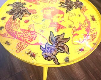 18-inch geel bijzettafeltje 'Geisha Girl Koi' metaalhars