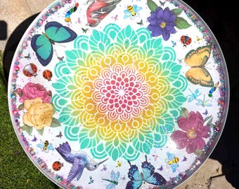 Mesita auxiliar de metal con colibríes, mariposas y flores blancas/arcoíris.