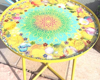18-inch gele driekleurige bijzettafel van metaalhars met bloemen en bubbels