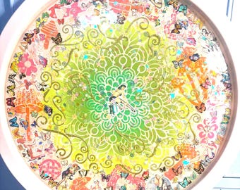 18,5" roze aangepaste bijzettafel "Pinup Girls, Butterflies & Mushrooms" van hars