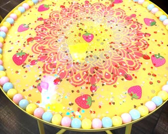 18-inch gele 'Strawberry Fields'-harsmetalen tafel/kort nachtkastje