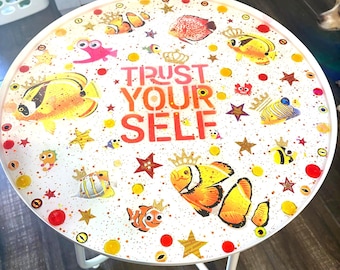 "Fisch ""Trust Yourself"" weißer Metall-Harz-Beistelltisch."