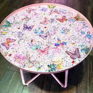 18インチ 蝶、てんとう虫、泡のピンクの金属樹脂製テーブル