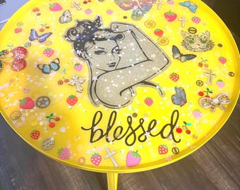 18-inch geel bijzettafeltje van harsmetaal 'Blessed Cherry Girl Power'