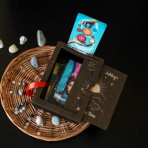Handgefertigte Zauberbox-Holz Tarot Kartenbox-Spezialist gravierte Deck Aufbewahrung-Mystische Hexen Box-Hexen Handwerk-Dekor-Spirituelles Geschenk-Tarot Deck Halter