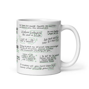 Pode incluir: Caneca de cerâmica branca com texto preto e detalhes verdes. A caneca apresenta citações e frases manuscritas, incluindo "Keep your face always toward the sunshine" e "Whatever satisfies the soul is truth."