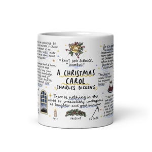 Puede incluir: Taza de cerámica blanca con una ilustración colorida de una escena de villancicos navideños. La taza presenta el título "A Christmas Carol" de Charles Dickens, junto con citas del libro. La taza está decorada con elementos festivos como campanas, acebo y una vela.