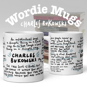 Puede incluir: Taza de cerámica blanca con citas escritas a mano en negro de Charles Bukowski. Las citas incluyen "Un intelectual dice una cosa simple de una manera difícil. Un artista dice una cosa difícil de una manera simple." y "El alma libre es rara, pero la reconoces cuando la ves - básicamente porque te sientes bien, muy bien, cuando estás con ella."