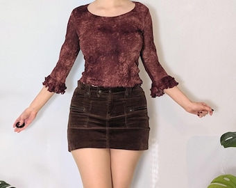 Top arrugado con efecto lavado ácido color burdeos estilo Y2K