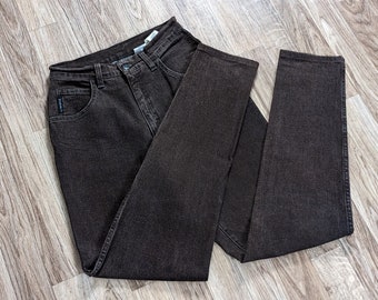 Puede incluir: Un par de pantalones vaqueros marrones de cintura alta con pierna recta.