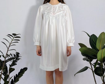Vintage Embroidered White Satin Nightgown 1990s Barbizon
