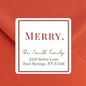 Peut inclure: Une étiquette d'adresse carrée blanche avec une fine bordure rouge centrée sur une enveloppe rouge. L'étiquette présente le texte rouge MERRY. suivi du texte noir The Smith Family, 2348 Santa Lane, East Springs, NY 51246 en polices variées.