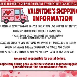 K&ouml;nnte beinhalten: Ein wei&szlig;es Hinweisschild mit einer Grafik eines rosa Lieferwagens mit Herz und Pfeil. Der Text lautet: VALENTINE'S SHIPPING INFORMATION und beschreibt die Verpackung in einem 9x12 Umschlag, Bearbeitungszeiten sowie Versanddetails.