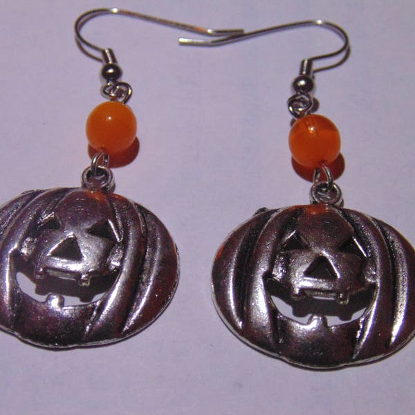 Jack o lantern pumpkin Large Halloween metallic charm earrings hung from dangling orange glass beads long trendy costumes party lightweight