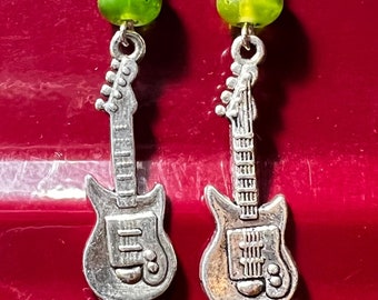 Orecchini di giada con basso elettrico