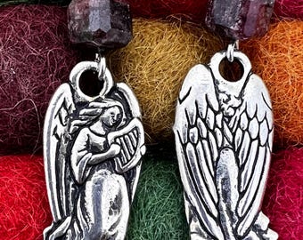 Orecchini con ciondolo "Angelo con arpa" in granato