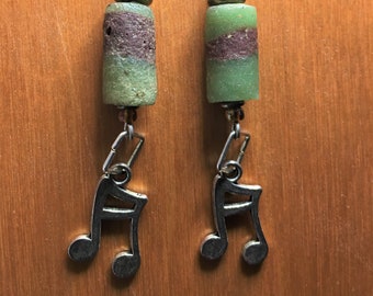 Orecchini pendenti con note da 16