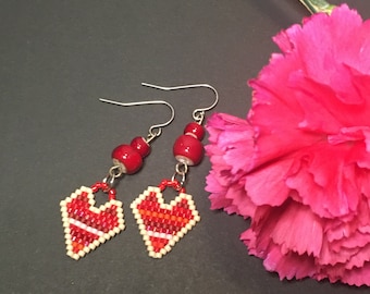 Orecchini a forma di cuore con strisce spaiate